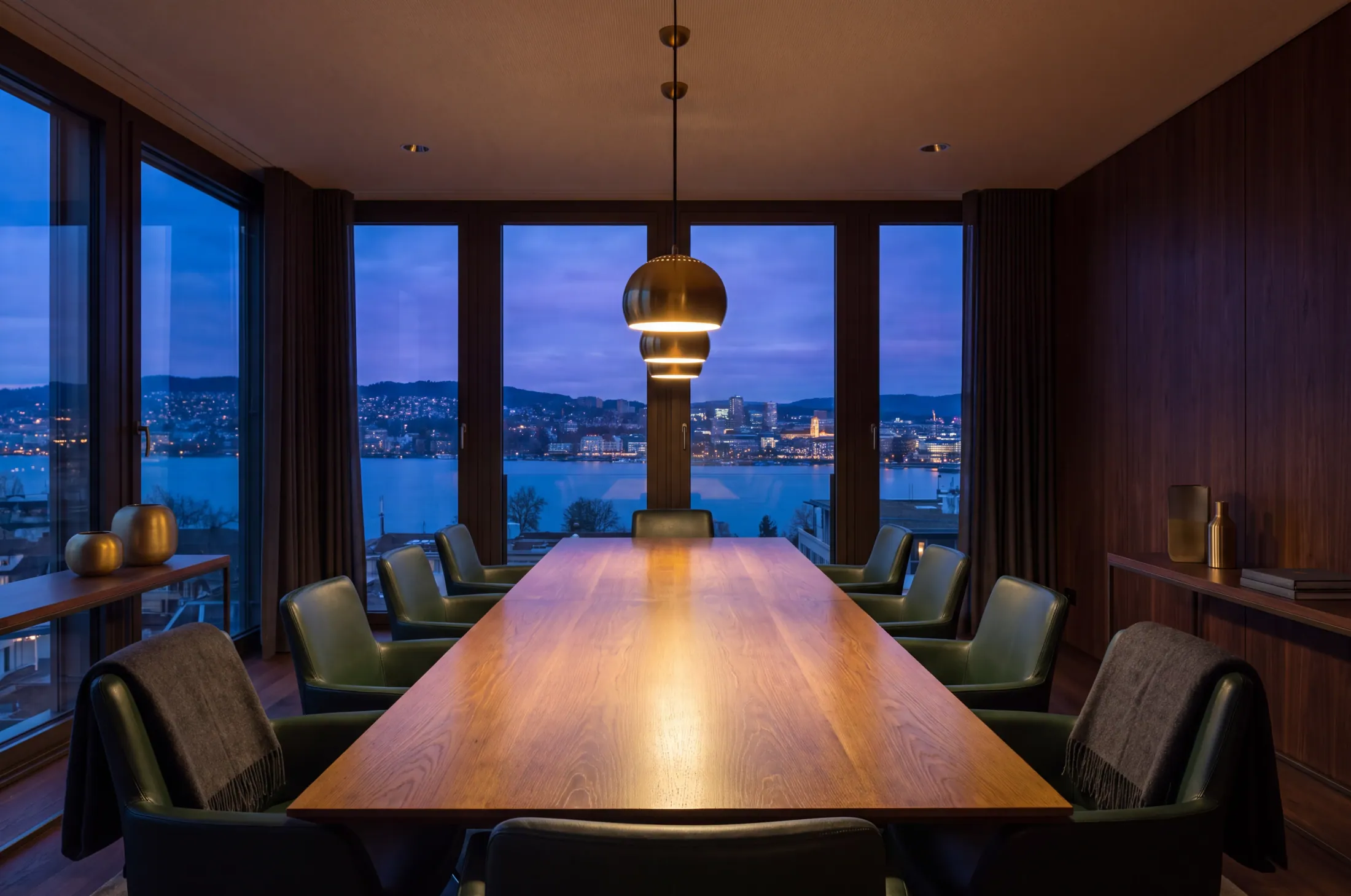 Besprechungsraum mit Seeblick am Abend
